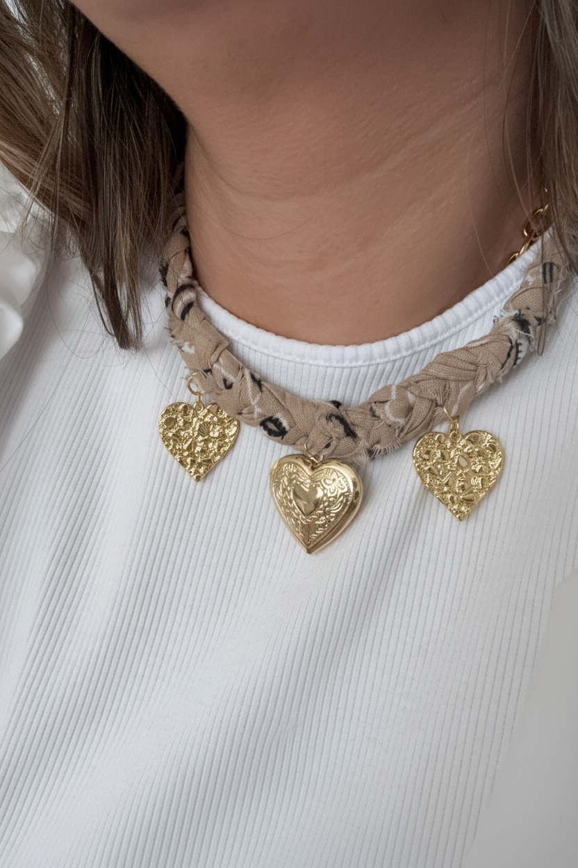 Collar beige con retoque sutil