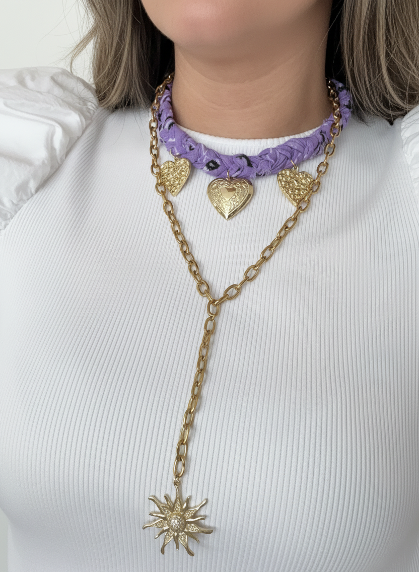 Collar con bandana lavanda con detalles negro y blanco