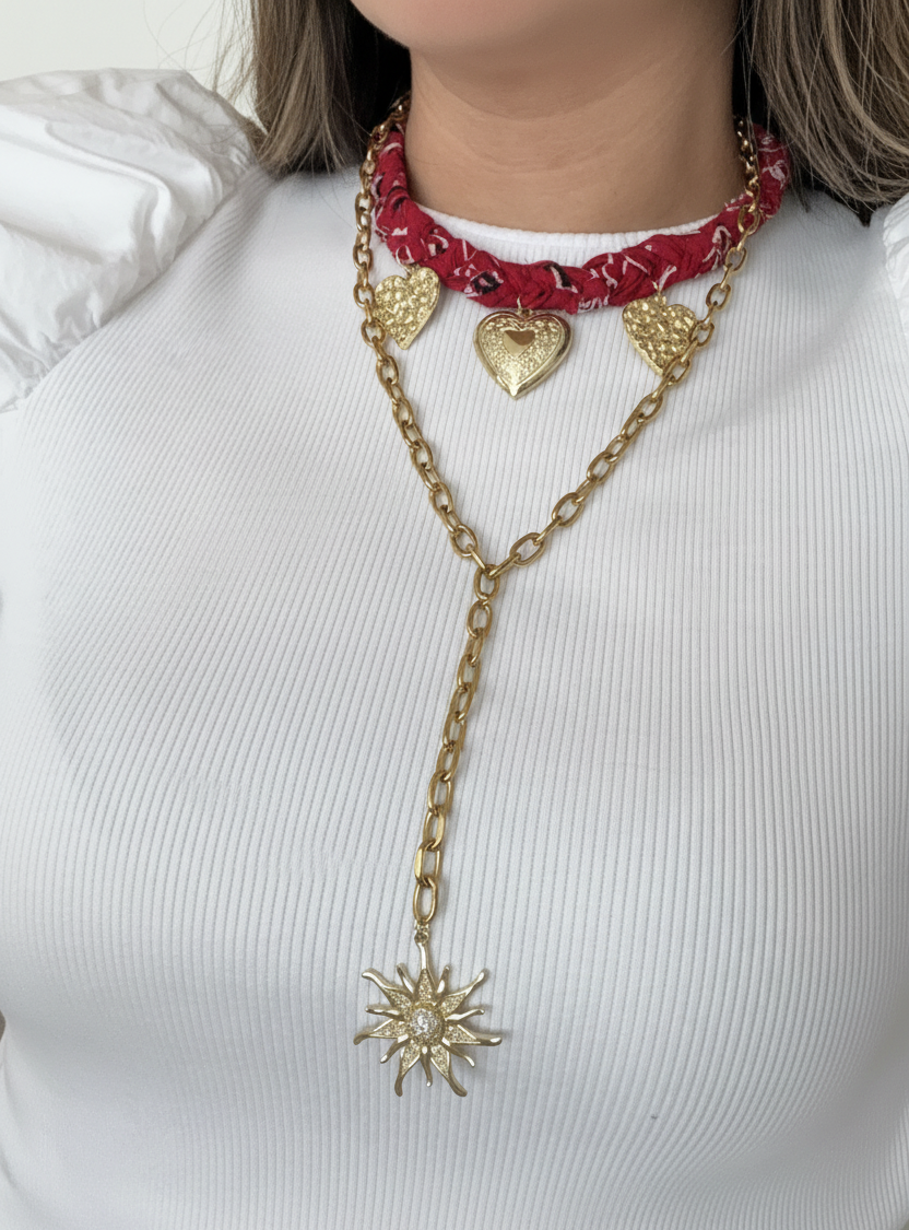 Collar con bandana roja estilo paisley