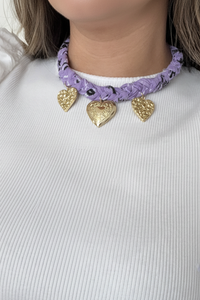 Collar lavanda con tres corazones