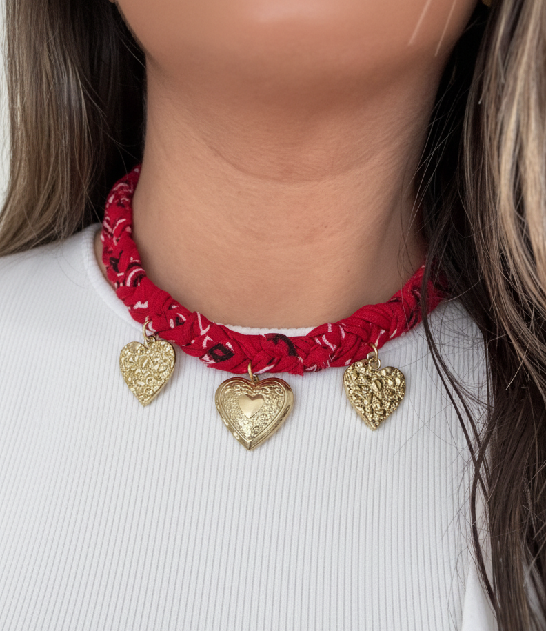 Collar rojo con tres corazones