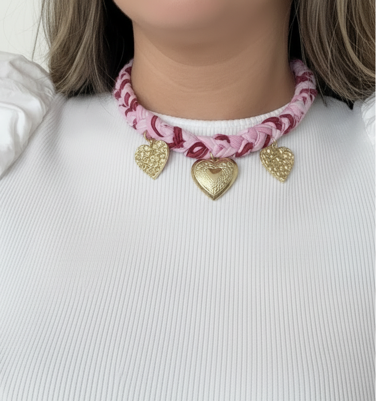Collar rosa pálido burgundy con tres corazones