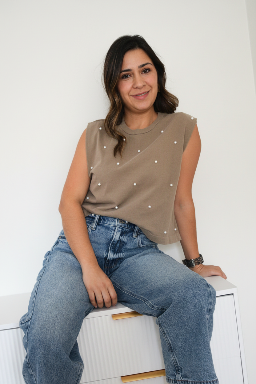 Modelo con top marrón de perlas - alta resolución