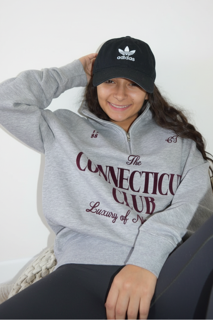 Modelo sentada con fondo blanco o crema limpio