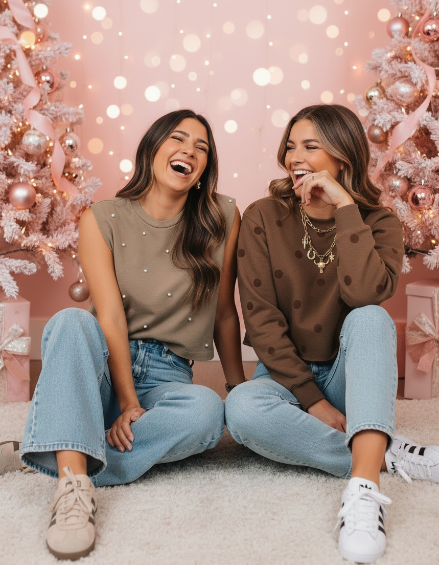 Modelos en fondo navideño rosa - versión limpia