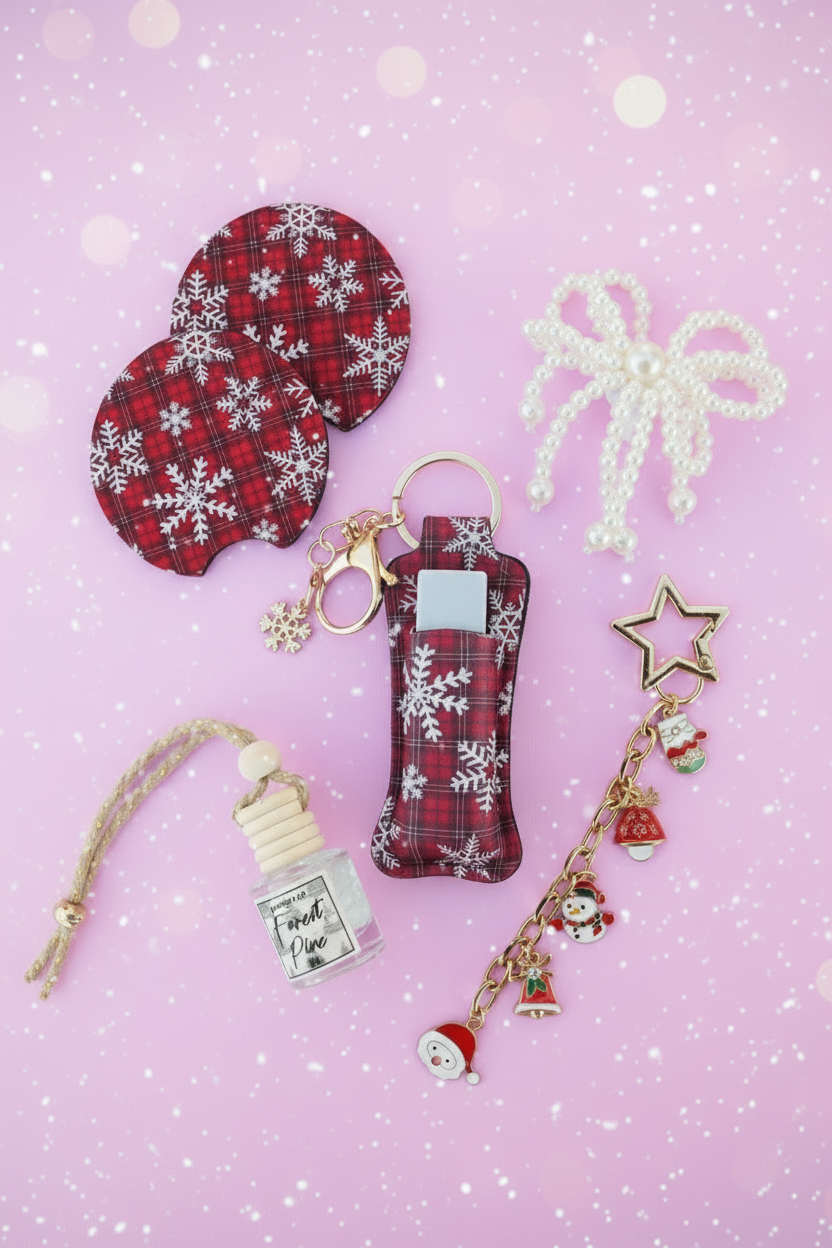 Productos navideños con fondo rosa claro nevado